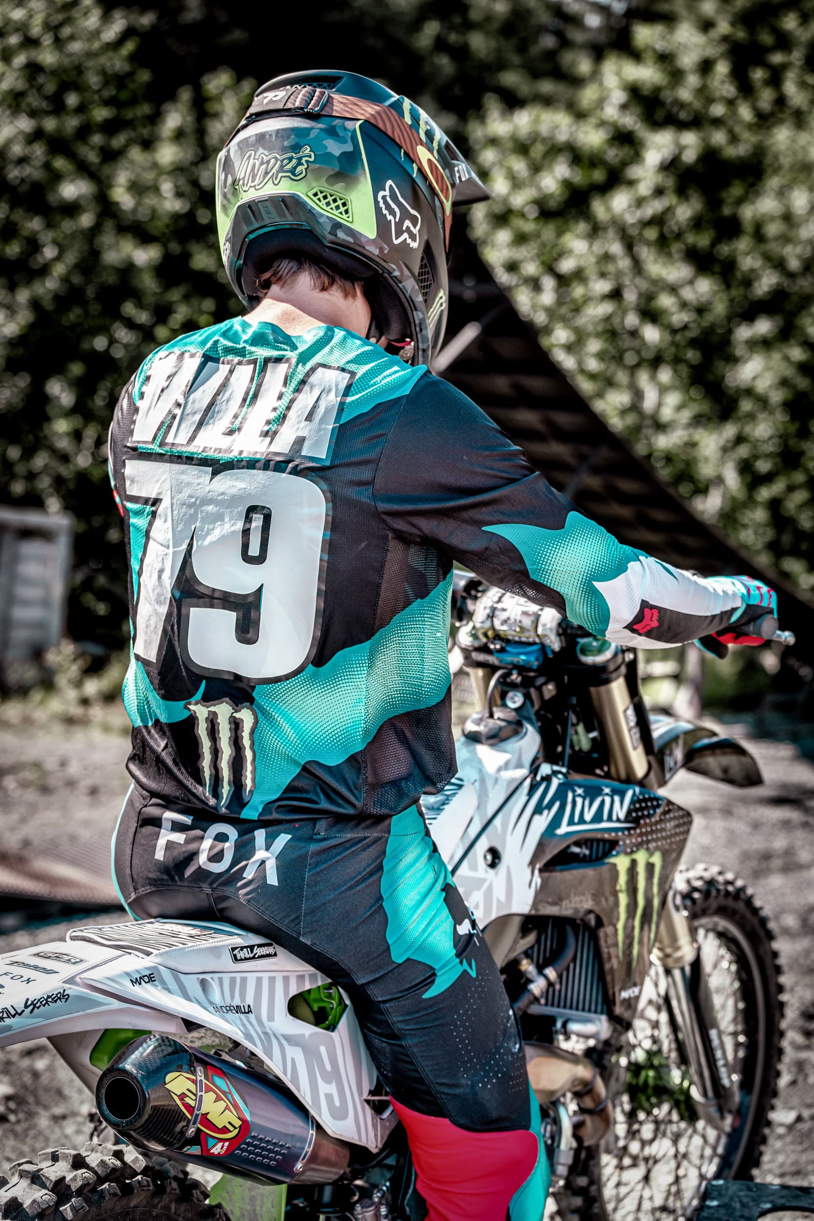 André Villa sett bakfra på motorsykkelen, med draktens Villa 79-trykk og sponsorlogoer synlig