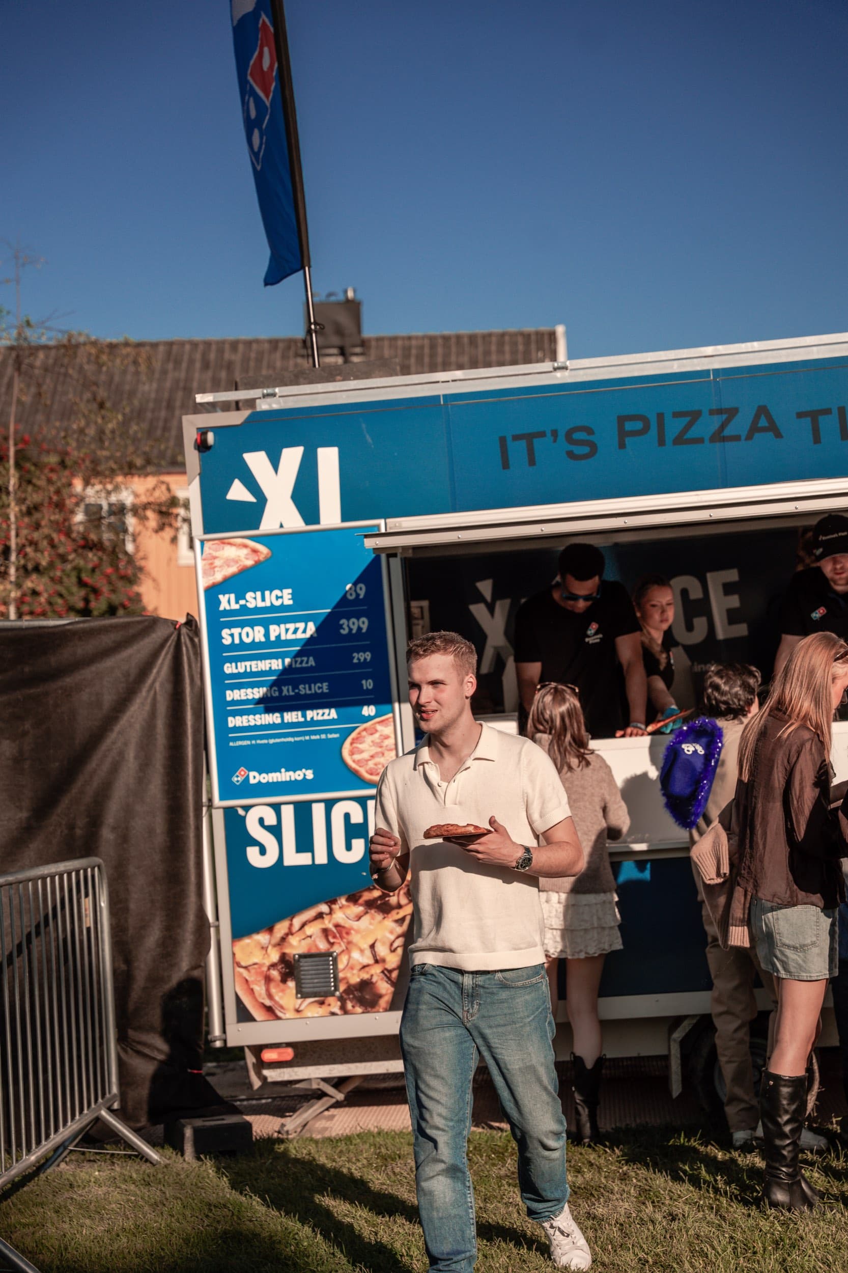 Domino's sin pizzavogn på Festningen, med kø av gjester foran disken