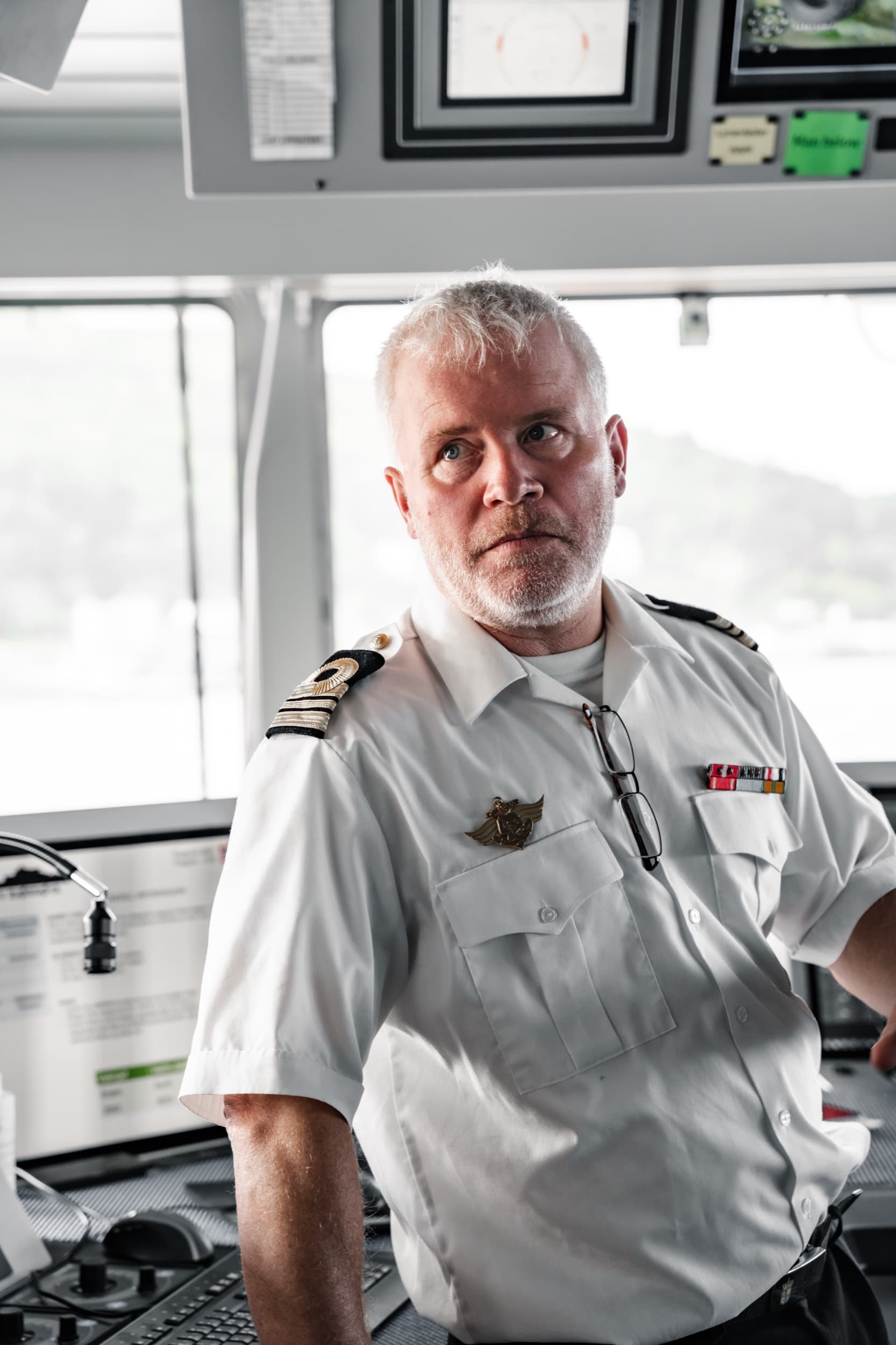 Uniformert offiser fotografert på broen av et fartøy utstilt på messen