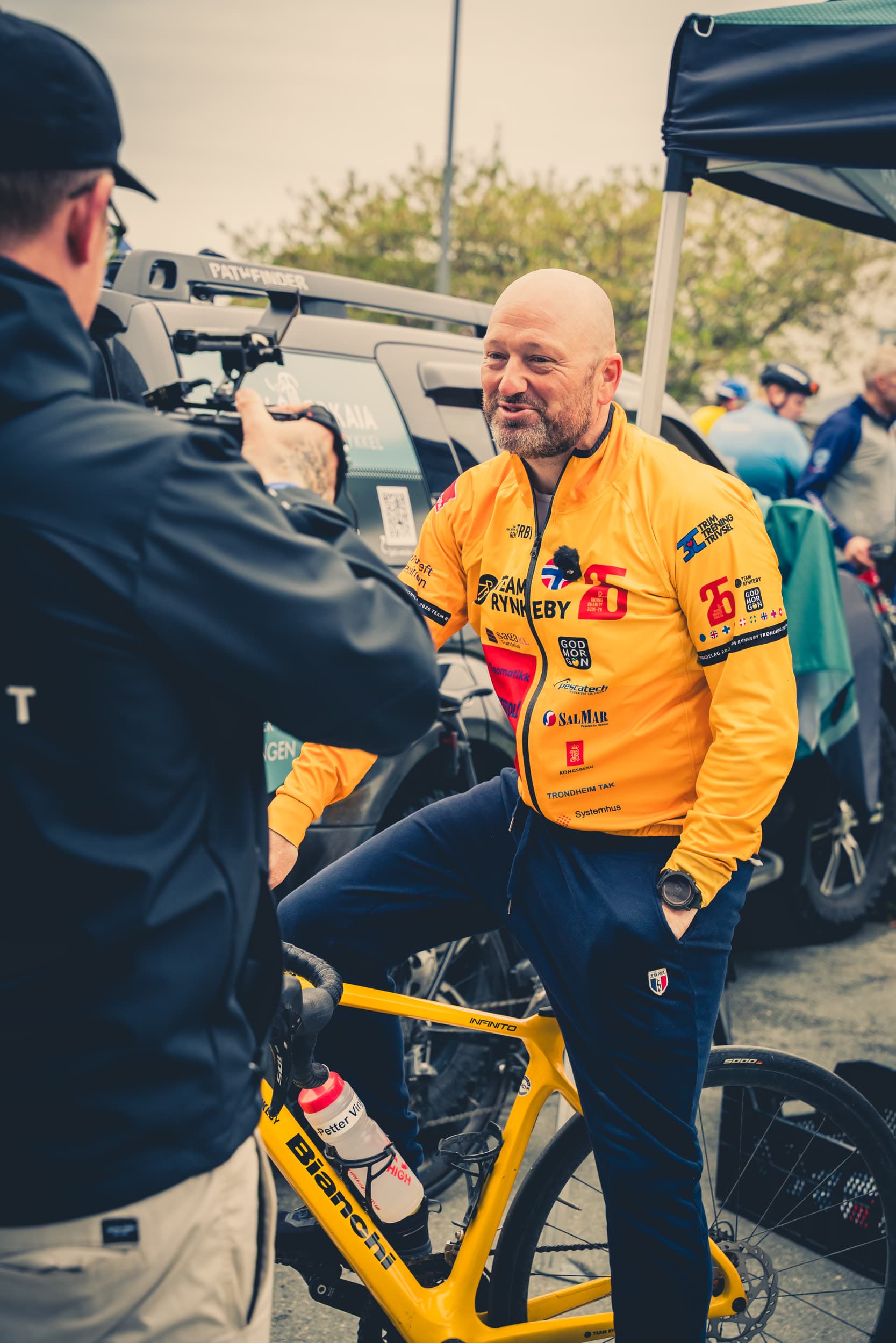 En videofotograf fra Gjellan Filmkraft filmer en rytter fra Team Rynkeby under arrangementet
