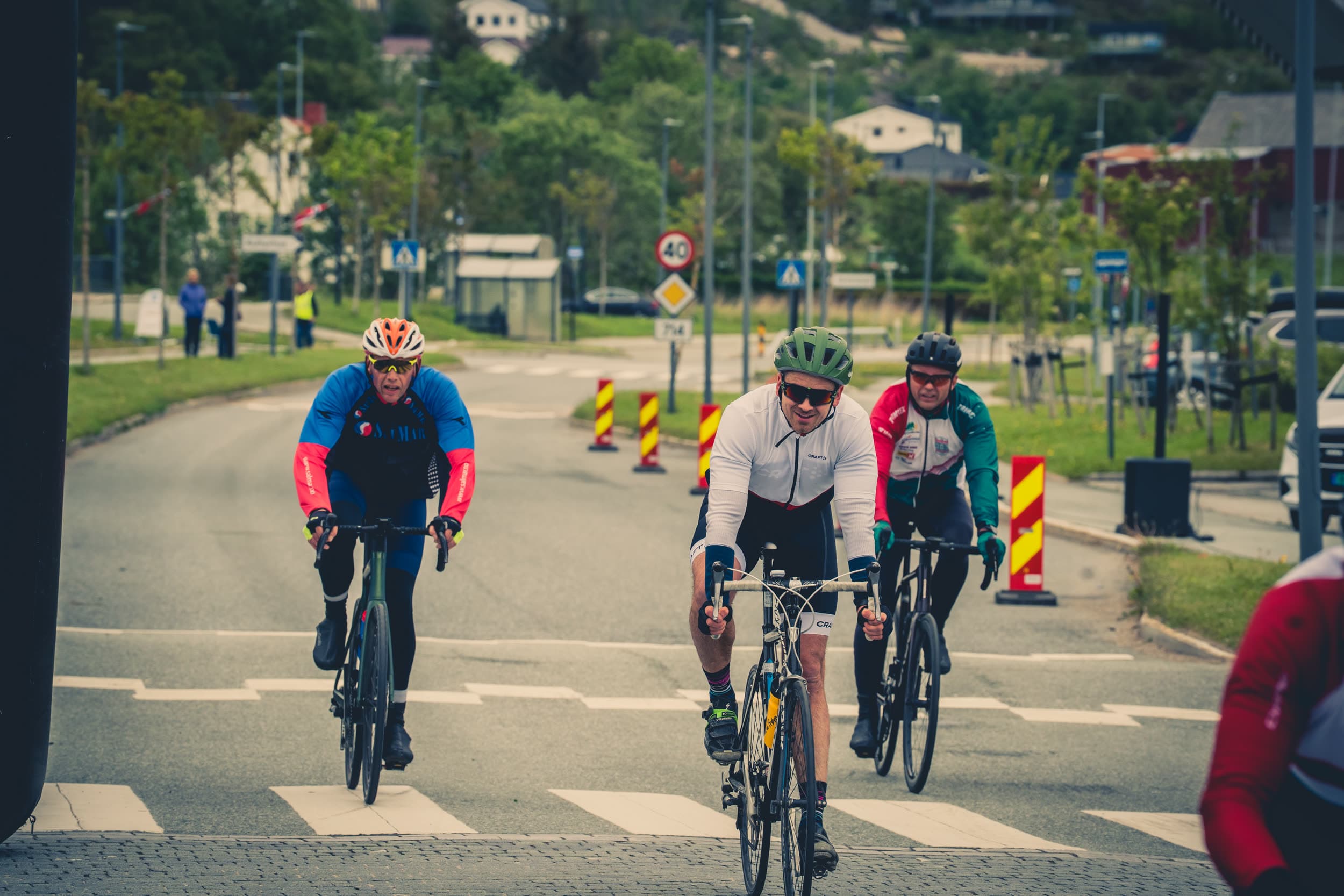 En rytter sykler konsentrert gjennom løypa under Tour de Frøya